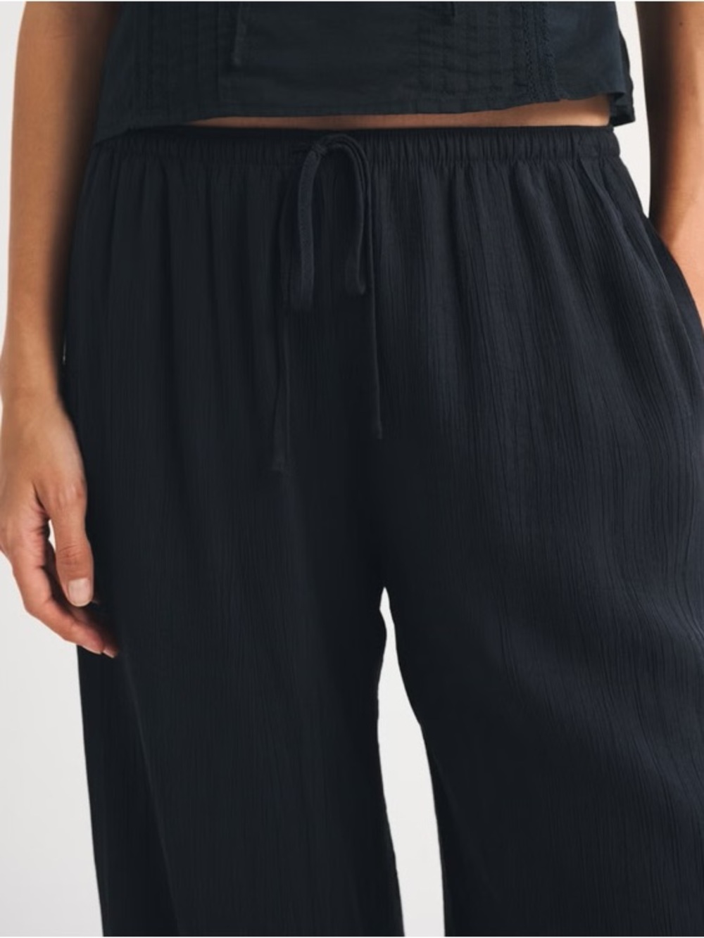 Abercrombie & Fitch Black Convertible Crinkle Balloon Pant, size XS short NWT - Picture 2 of 5